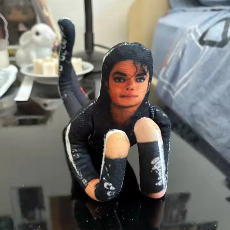 دمية مايكل جاكسون الجديدة لعام - مراجعة Dolls وسعره